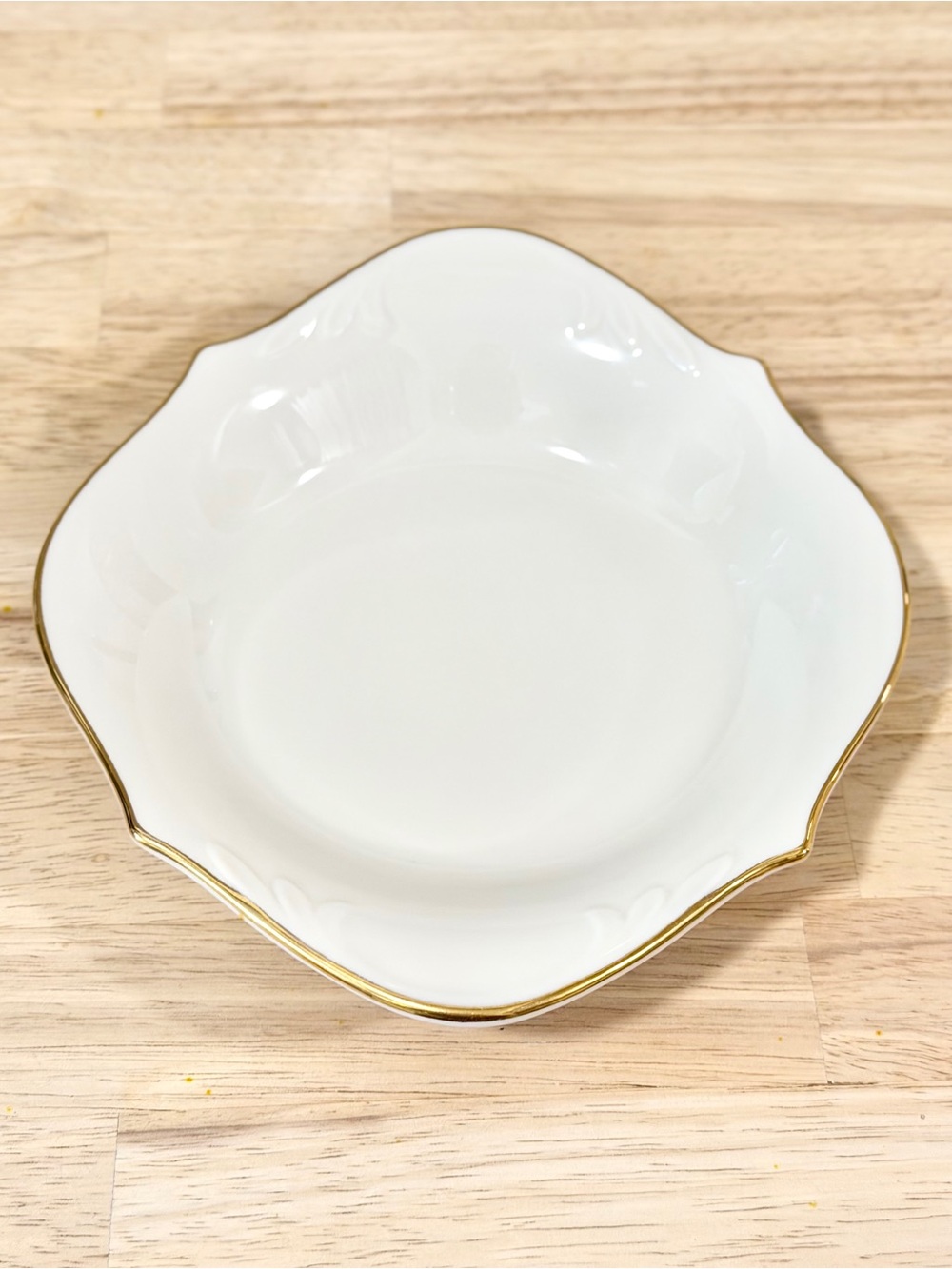 NWT LENOX Ivory Candy Dish with Embossed Scalloped 24k Gold Trim. Vintage